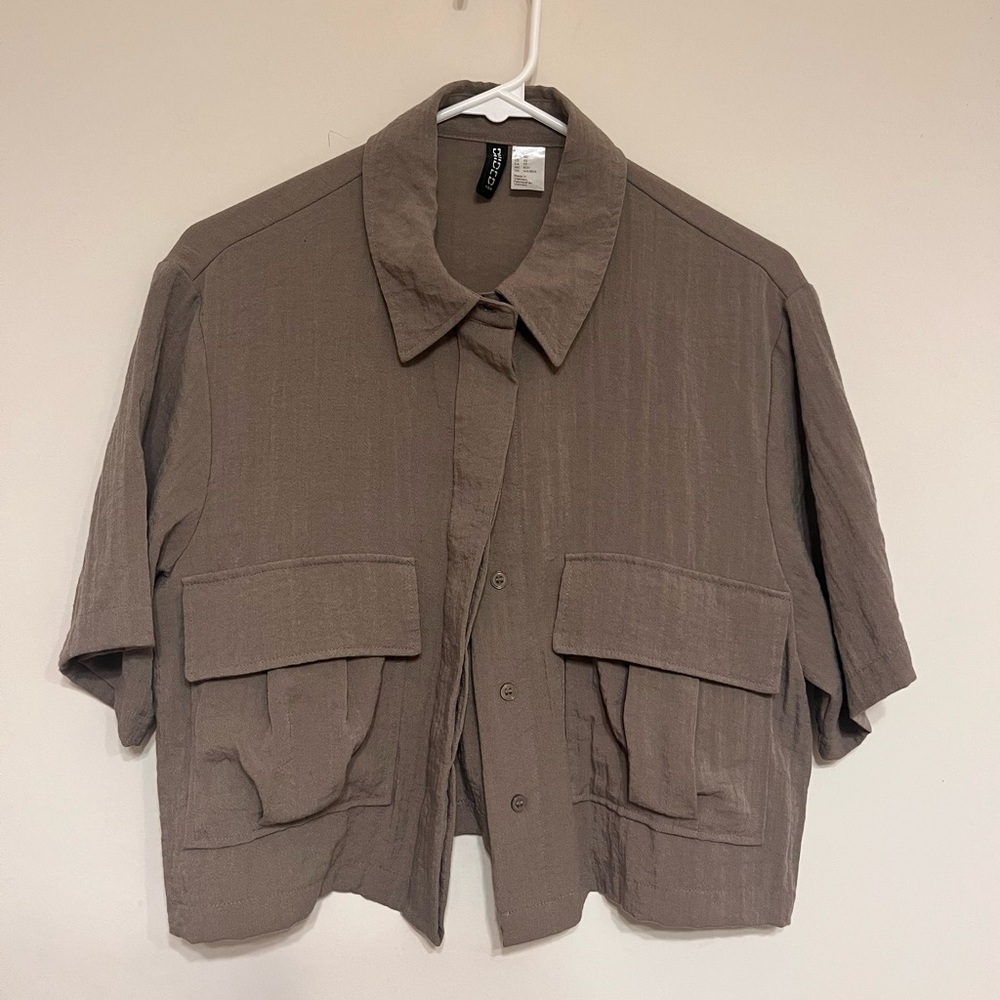 h&m xs gray/green cropped button up shirt w pockets